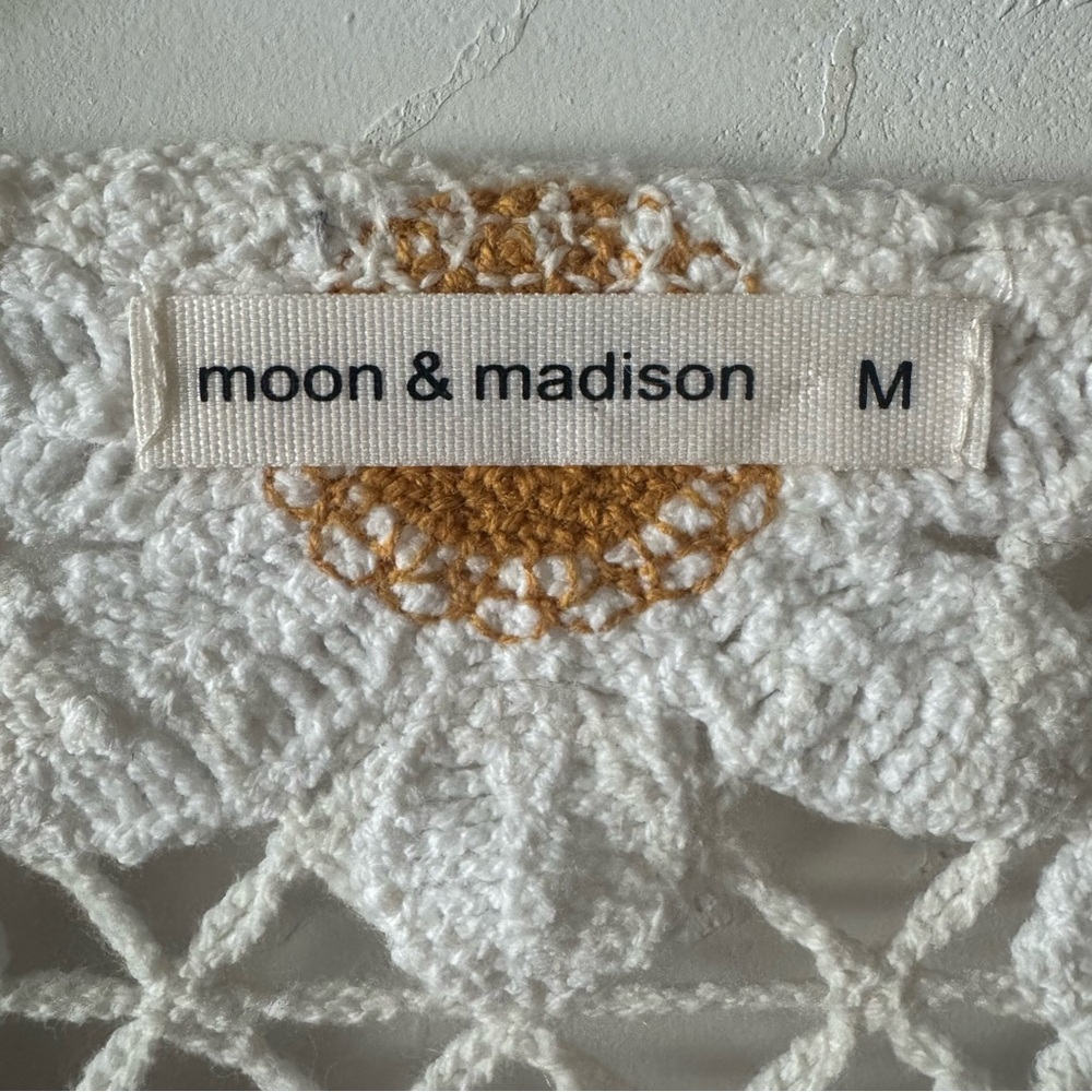 Moon & Madison White and Gold Daisy Crochet Cardigan Women’s size M - Picture 2 of 7